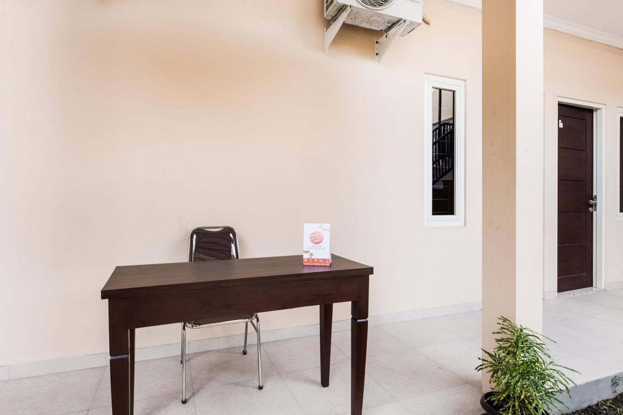 Oyo Life 3398 Griya Rm 19 Syariah Hotel Surabaya Exterior photo